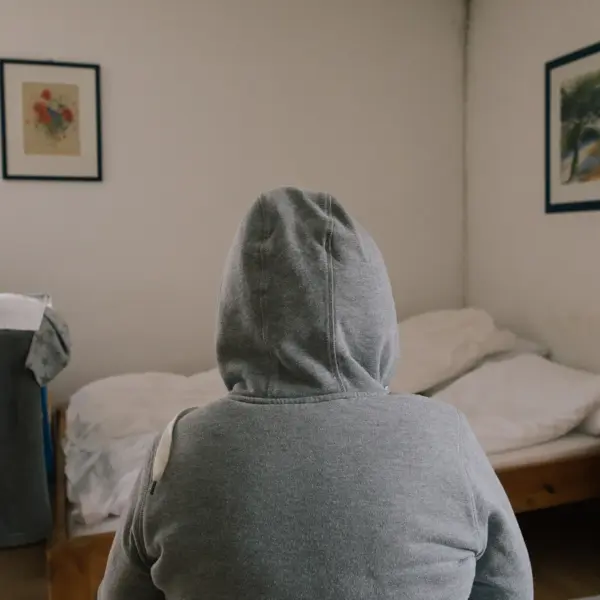 Anastasia Petrenko (Name geändert) sitzt auf einem der drei Betten in der Unterkunft.